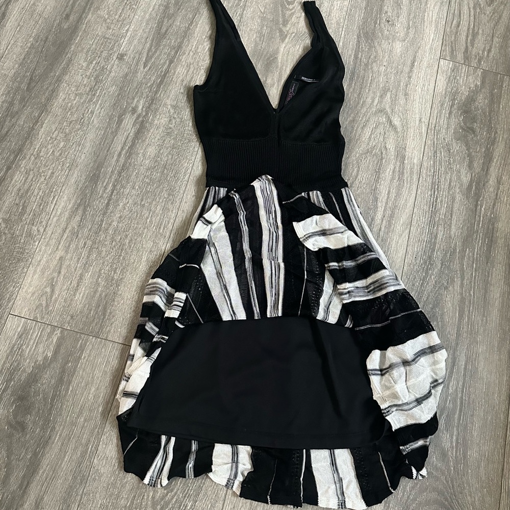 Guess Black and White Pleated V-Neck Cocktail Dress - Picture 15 of 15